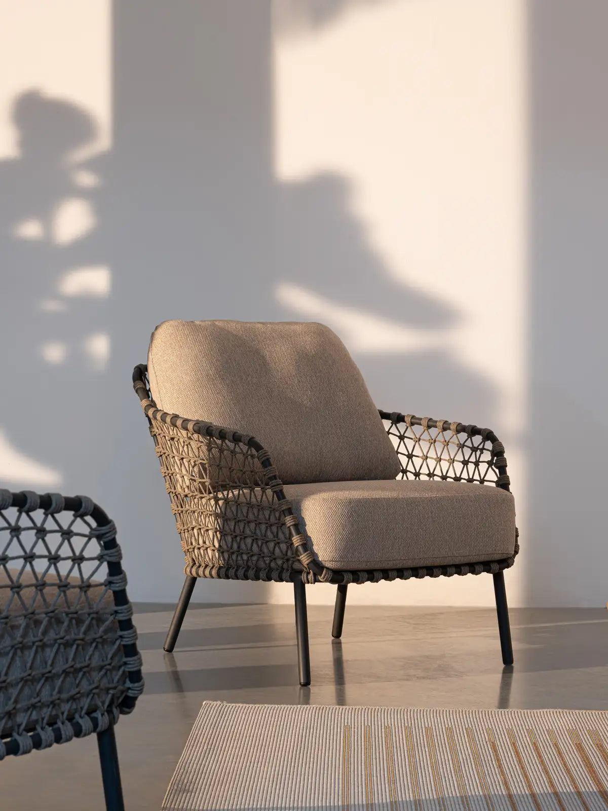 Outdoor Sessel Ivissa mit Armlehnen aus Seil Anthrazit - ZEN ZONE Furniture