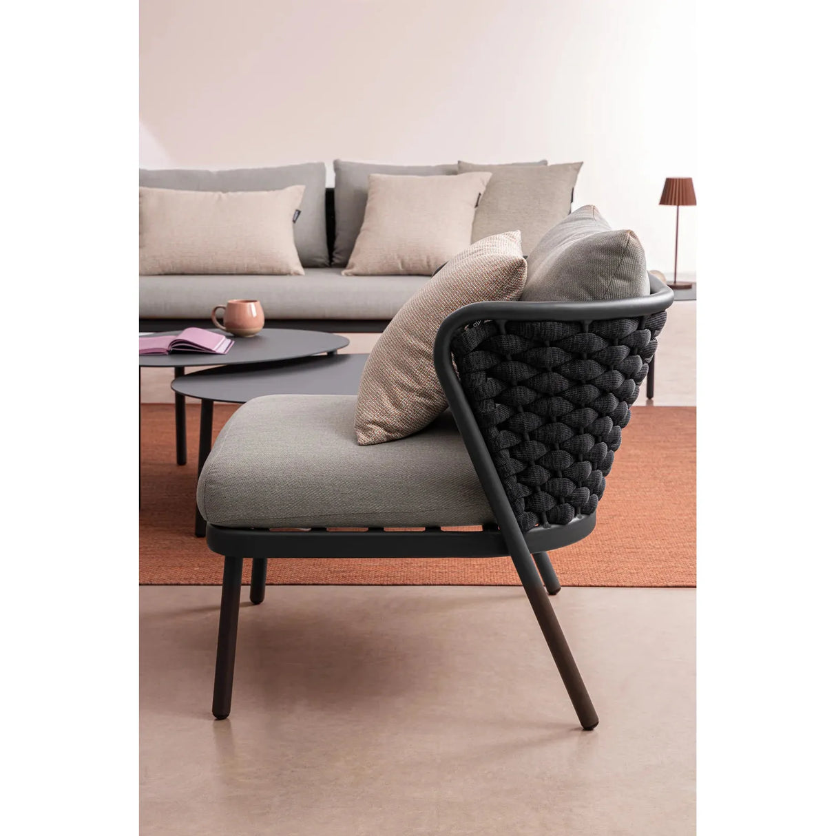 Harlow Sofa 2-Sitzer mit Kissen Graphit - ZEN ZONE Furniture