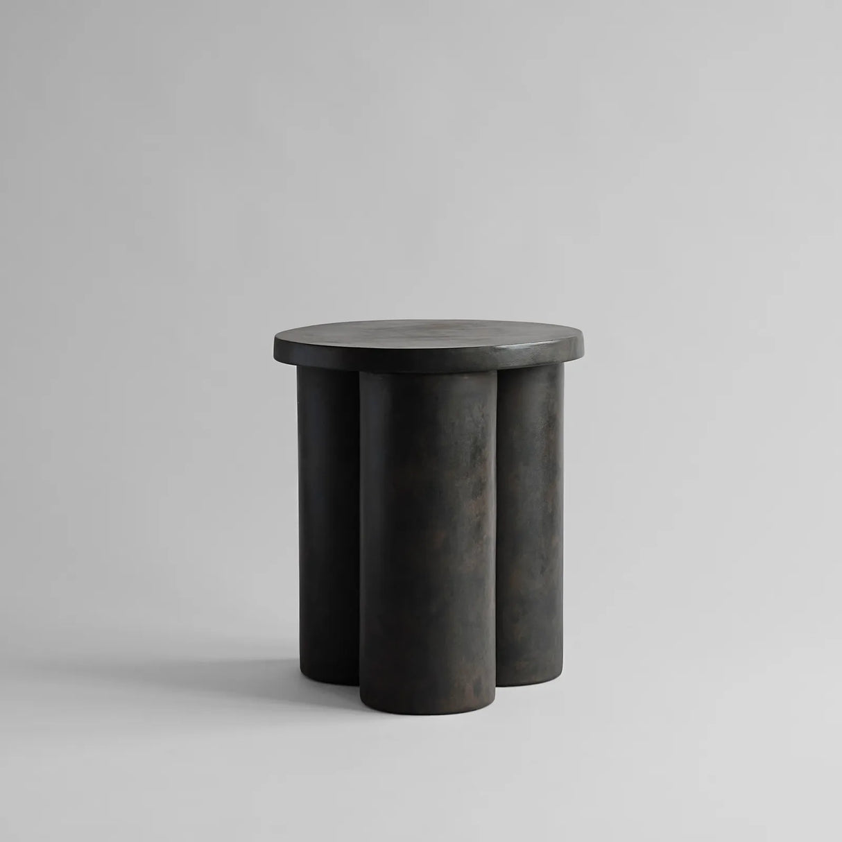 Beistelltisch Big Foot aus Faserbeton, schmal, 45×45×51 cm von 101 Copenhagen – Bild 1