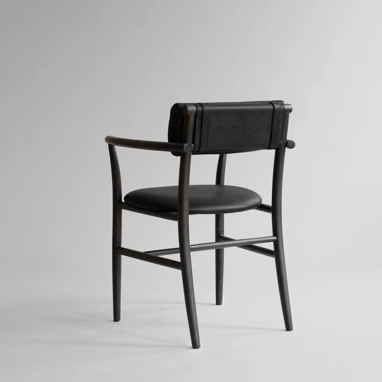 Essstuhl Nama aus Eiche, Polsterung aus Anilinleder, mit Armlehne, in Coffee Black von 101 Copenhagen – Bild 6