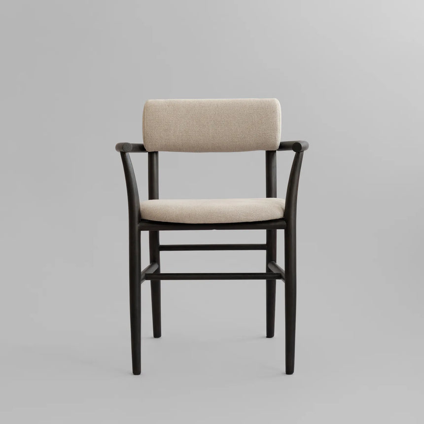 Essstuhl Nama aus Eiche, Polsterung aus Linen, mit Armlehne, in Coffee Black von 101 Copenhagen – Bild 1