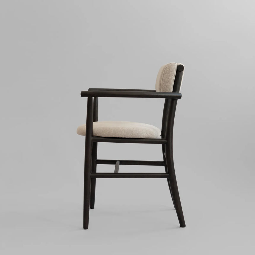 Essstuhl Nama aus Eiche, Polsterung aus Linen, mit Armlehne, in Coffee Black von 101 Copenhagen – Bild 4