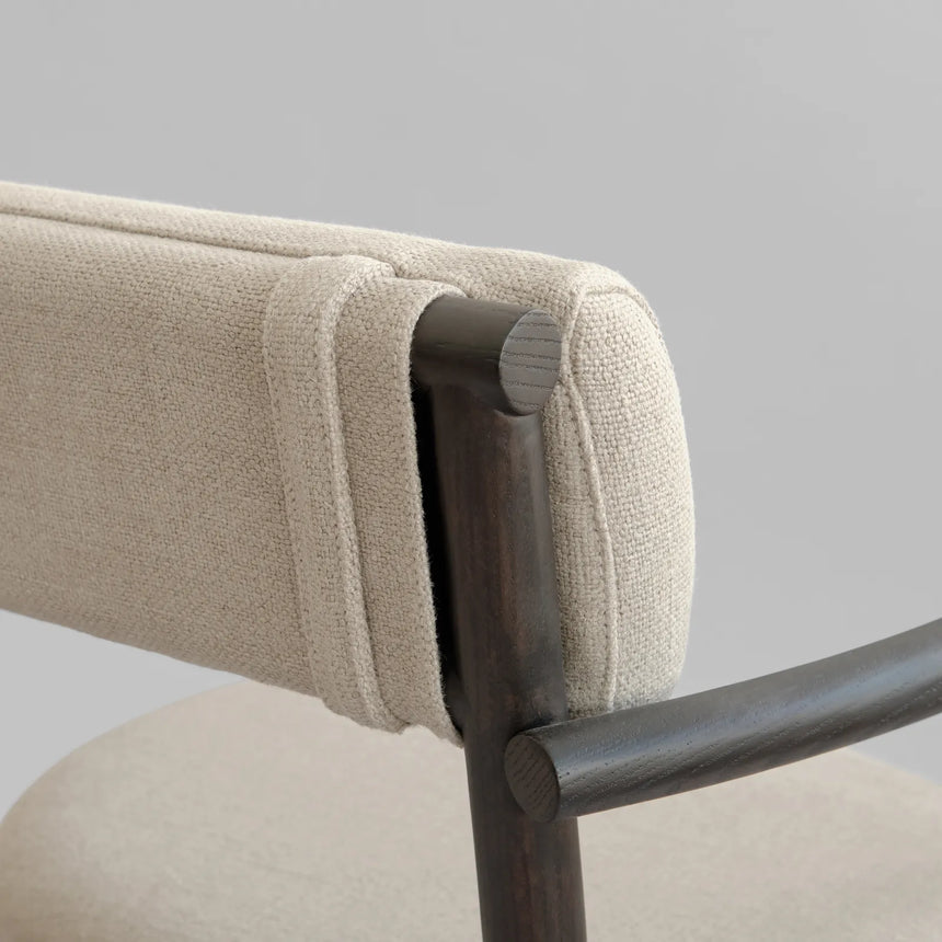 Essstuhl Nama aus Eiche, Polsterung aus Linen, mit Armlehne, in Coffee Black von 101 Copenhagen – Bild 7