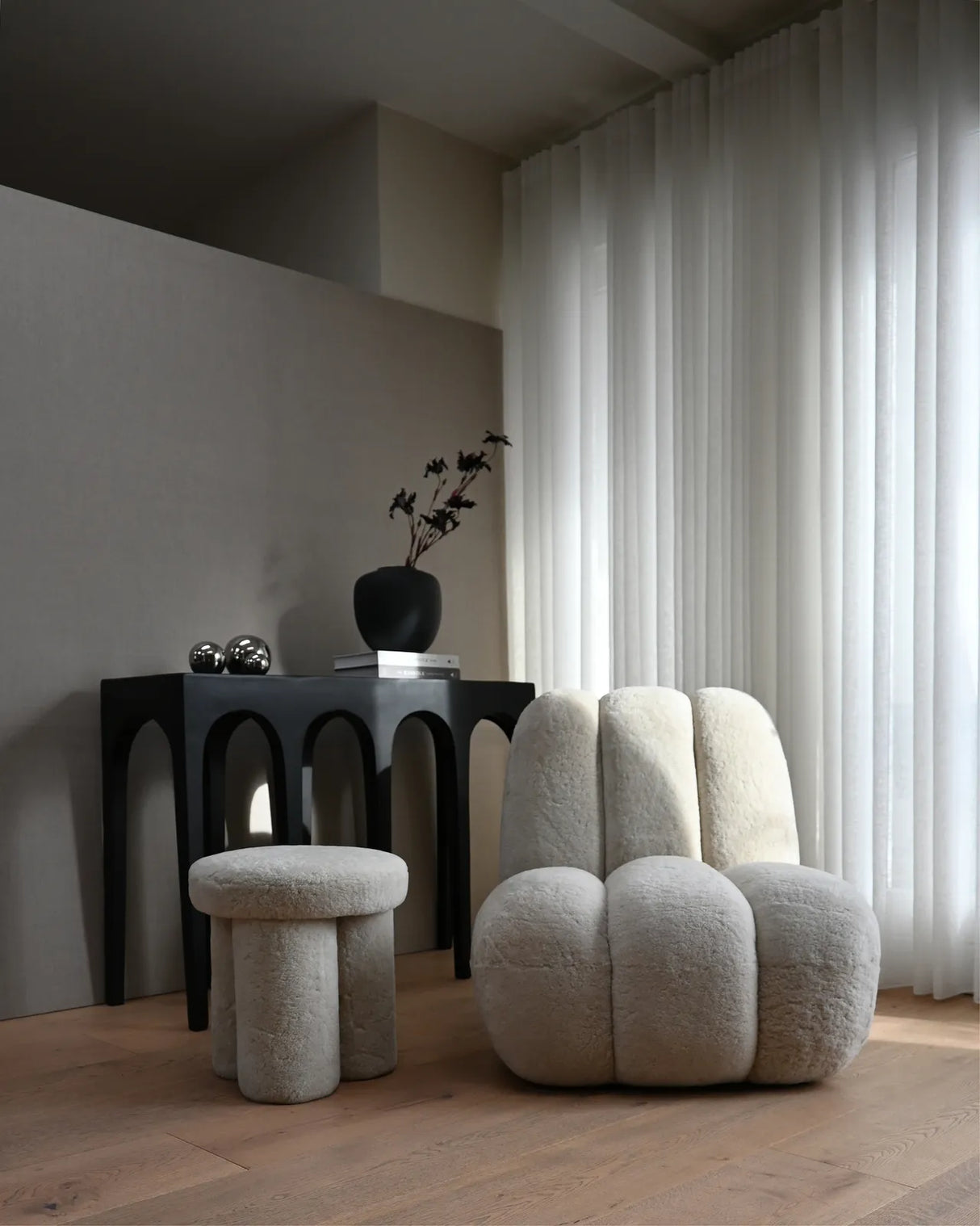 Sessel Toe aus Schaffell in Sandshell, 80×70×72 cm von 101 Copenhagen – Bild 3