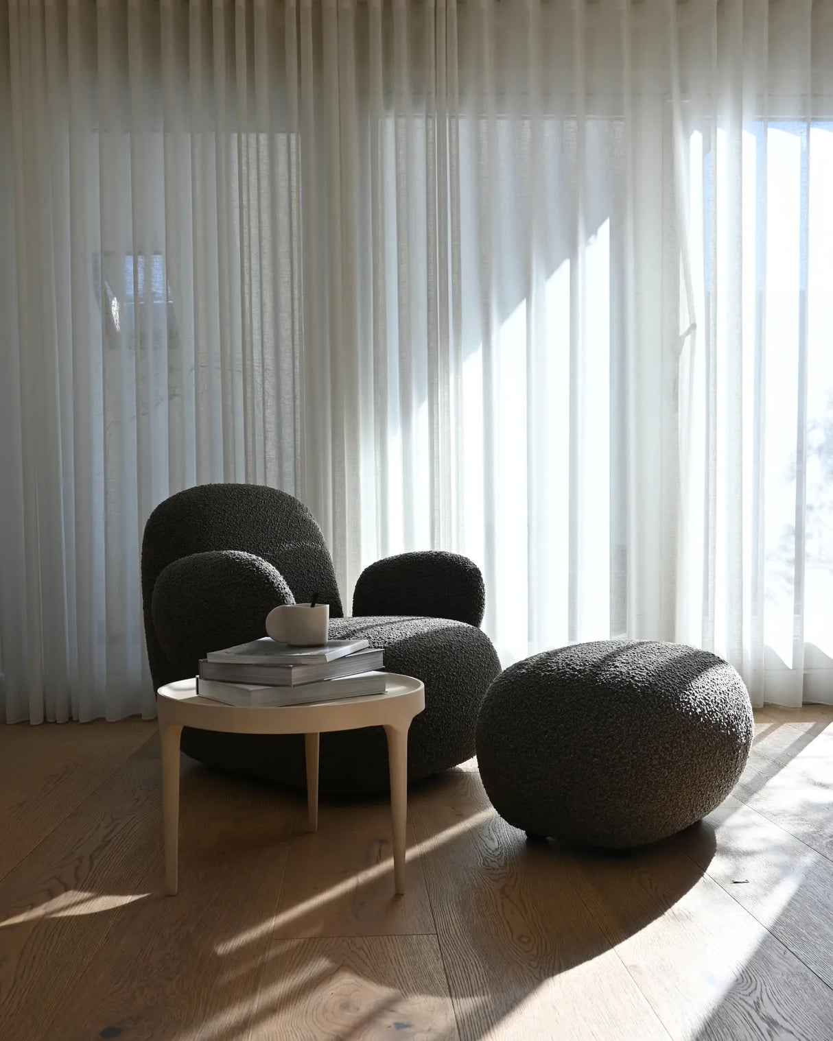 Sessel Toe mit Armlehnen, aus Bouclé in Deep Taupe, 100×94×80 cm von 101 Copenhagen – Bild 5