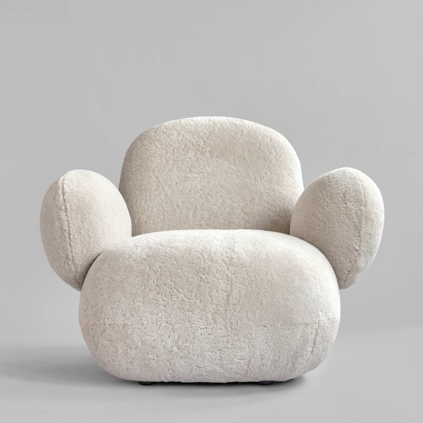 Sessel Toe mit Armlehnen, aus Schaffell in Sandshell, 100×94×80 cm von 101 Copenhagen – Bild 1