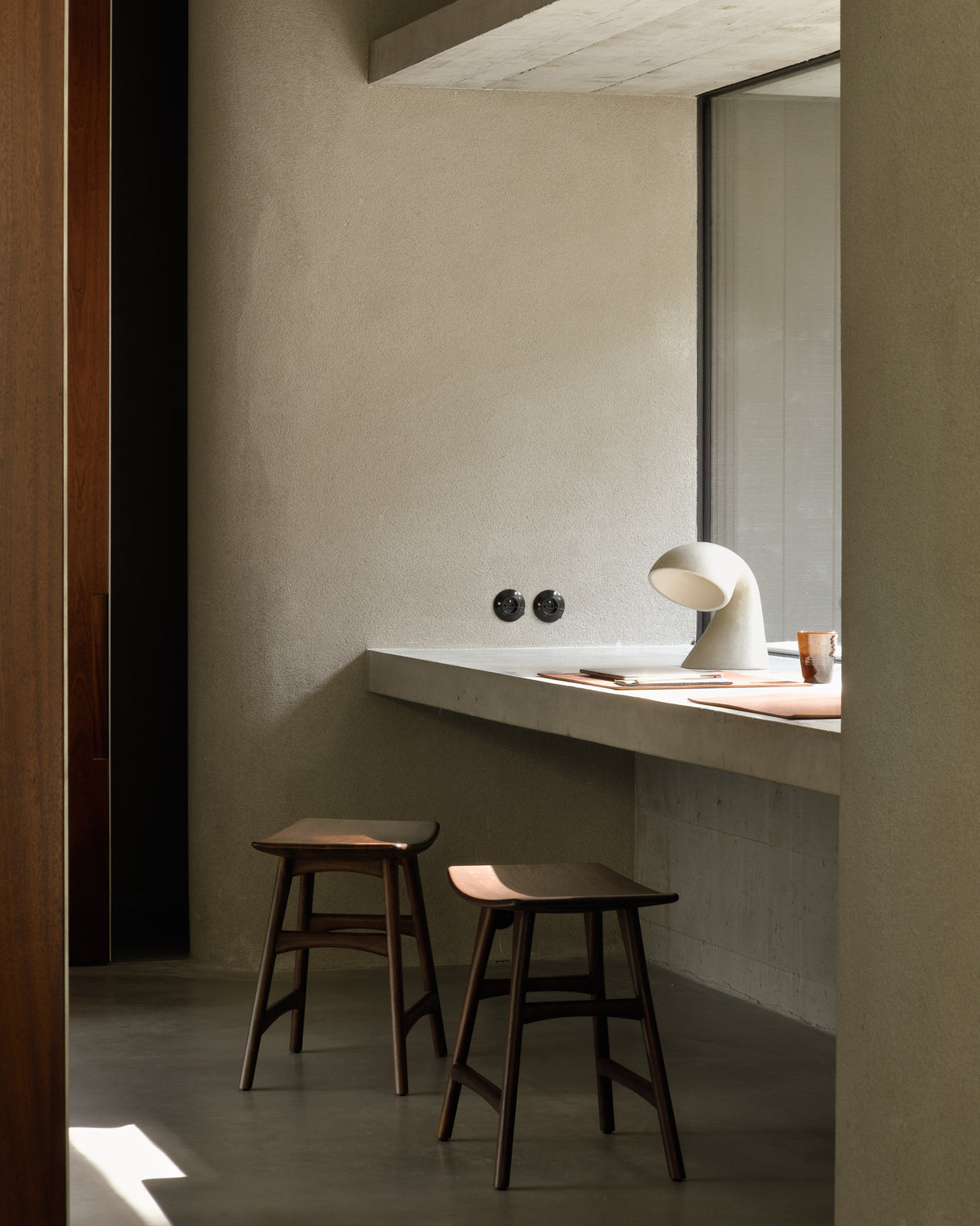 Osso Hocker - lackiertes Teak - braun - 50 x 33 x 49 cm - ZEN ZONE Furniture