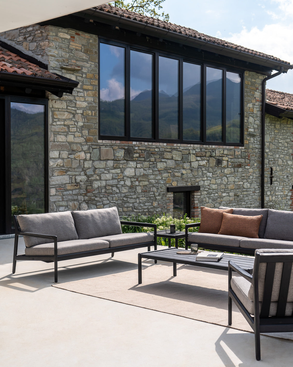 Jack Gartensofa - lackiertes Teak - schwarz - Mocha Stoff - 3+ Sitzer - 265 x 90 x 74 cm - ZEN ZONE