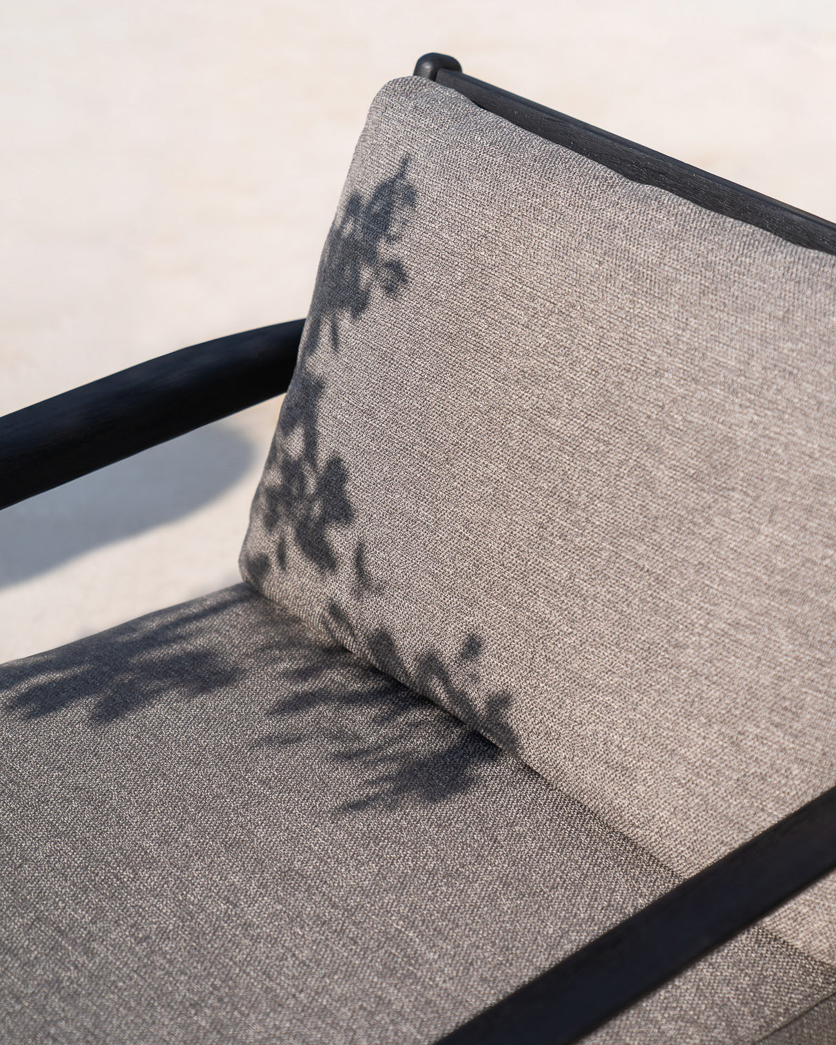 Jack Garten-Loungestuhl - lackiertes Teak - schwarz - Mocha Stoff - 76 x 90 x 74 cm - ZEN ZONE