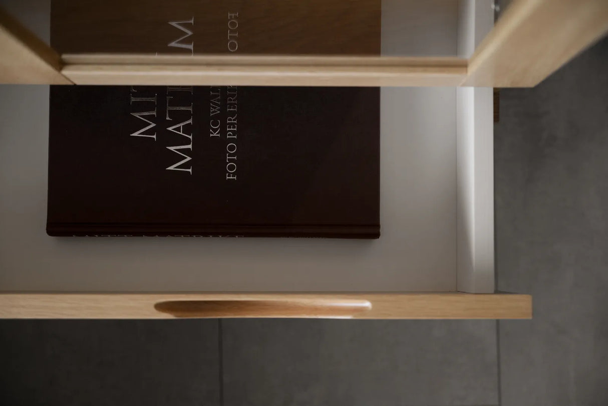 FILIPPA Vitrinenschrank aus Eiche, 40x82x185 cm