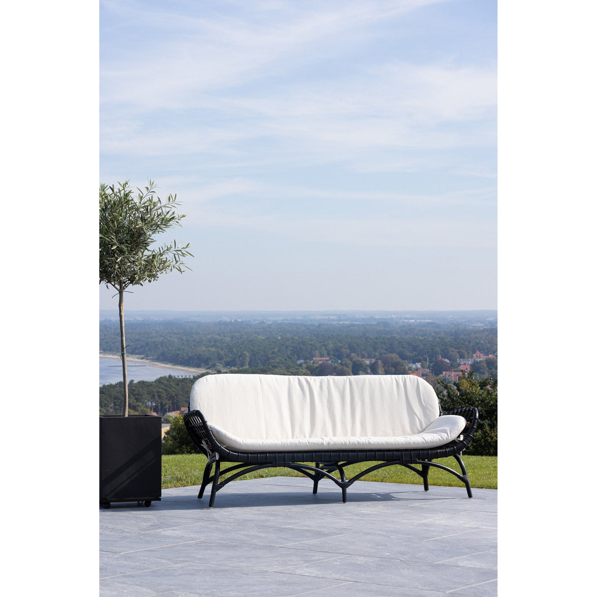 Moana 2-Sitzer Sofa - Schwarzes Rattan / Weißes Spunpolyster - ZEN ZONE Furniture