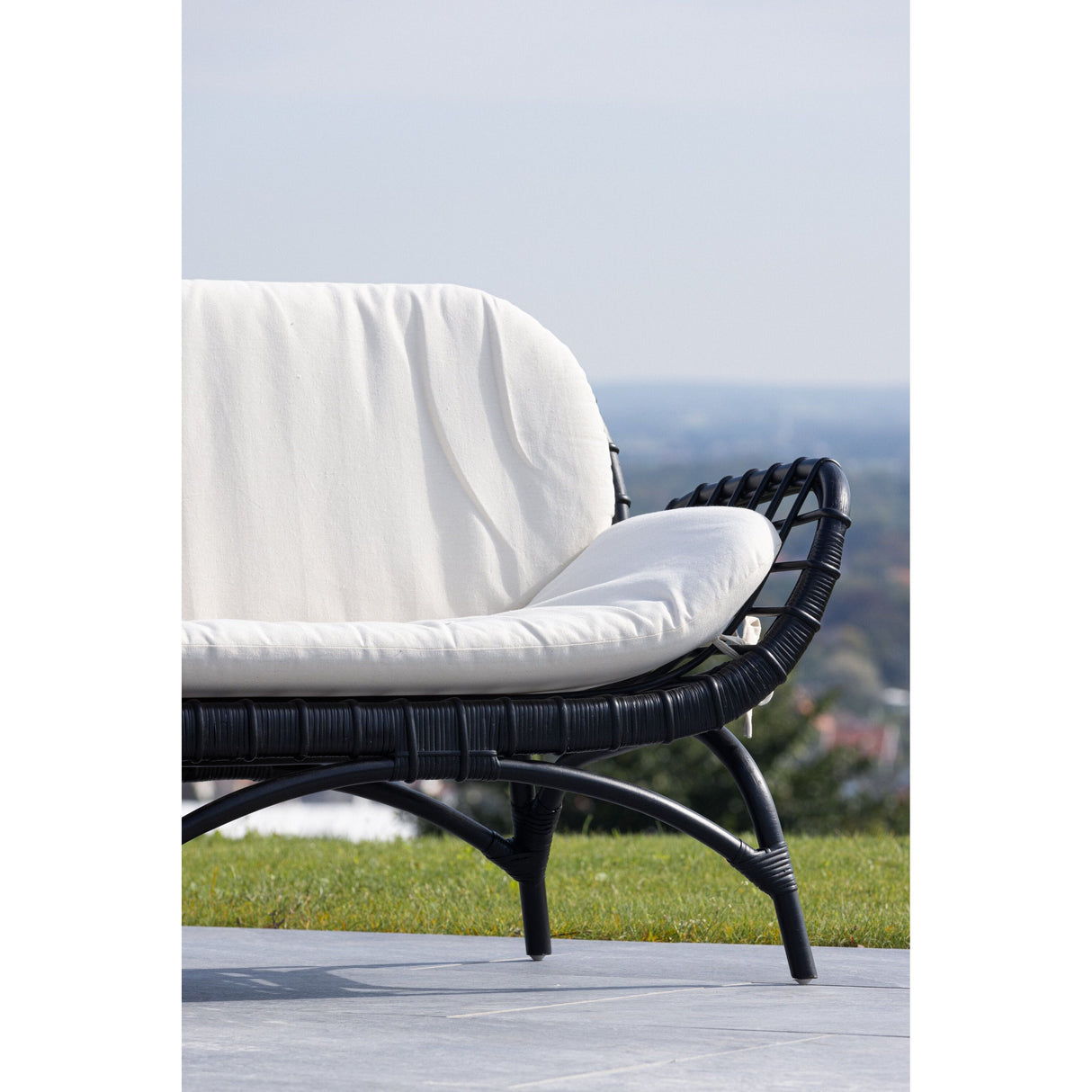 Moana 2-Sitzer Sofa - Schwarzes Rattan / Weißes Spunpolyster - ZEN ZONE Furniture