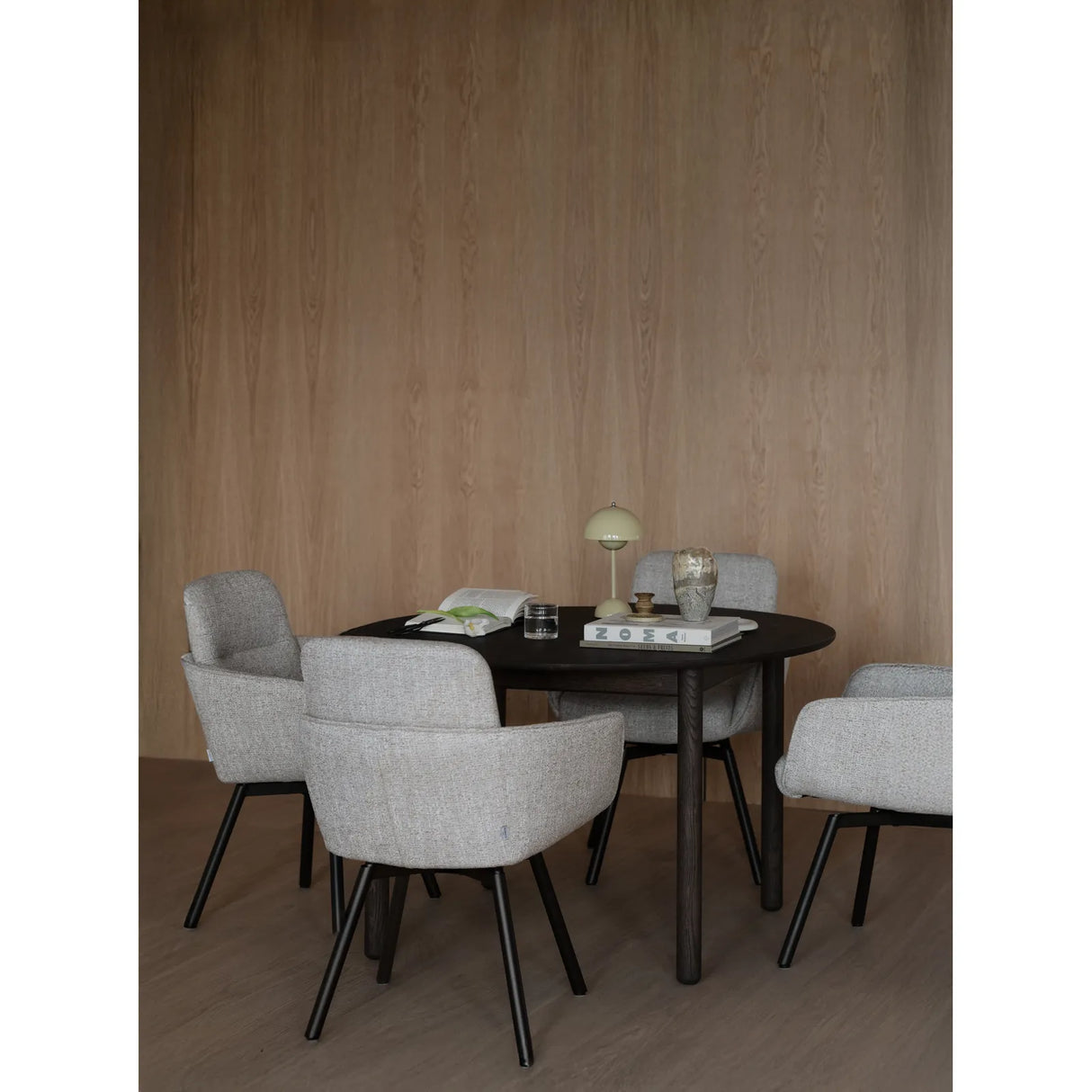 ROSWELL Essstuhl mit Armlehnen, aus Metall und Stoff - ZEN ZONE Furniture