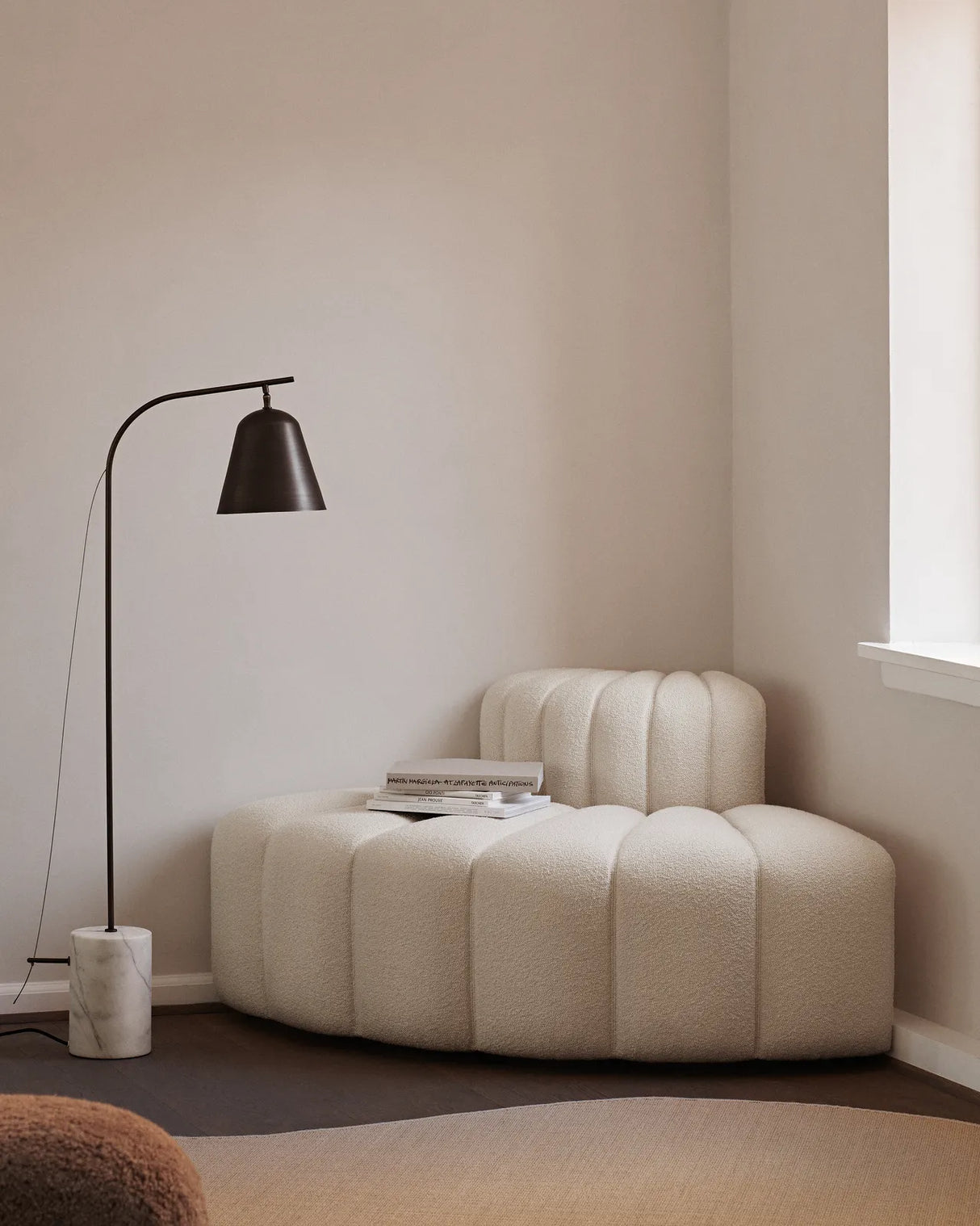 Stehlampe Line One aus Marmor, Messing und Aluminium, 55×23×140 cm - ZEN ZONE Furniture