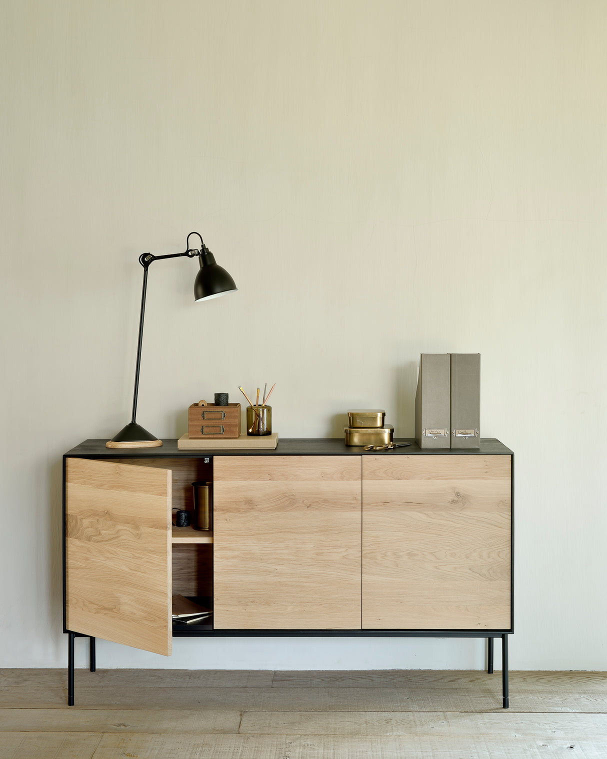 Blackbird Sideboard - lackierte Eiche - 3 Türen - 150 x 45 x 85 cm - ZEN ZONE Furniture