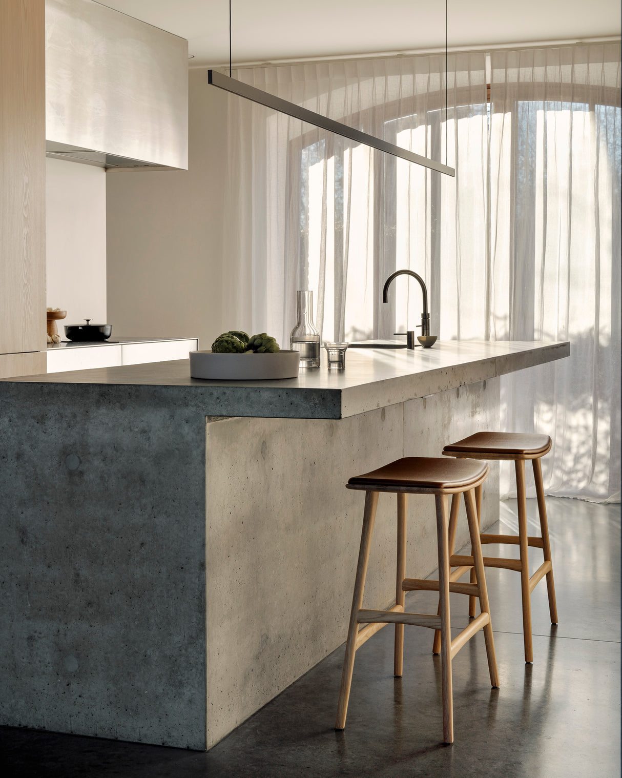 Osso Tresenhocker - lackierte Eiche - Cognac Leder - 57 x 33 x 69 cm - ZEN ZONE Furniture