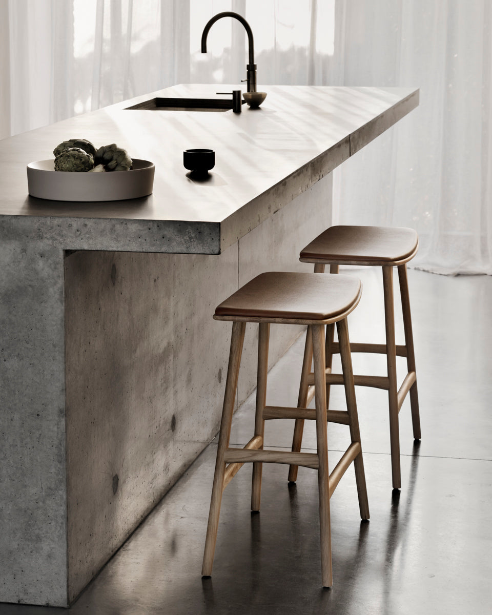 Osso Tresenhocker - lackierte Eiche - Cognac Leder - 57 x 33 x 69 cm - ZEN ZONE Furniture