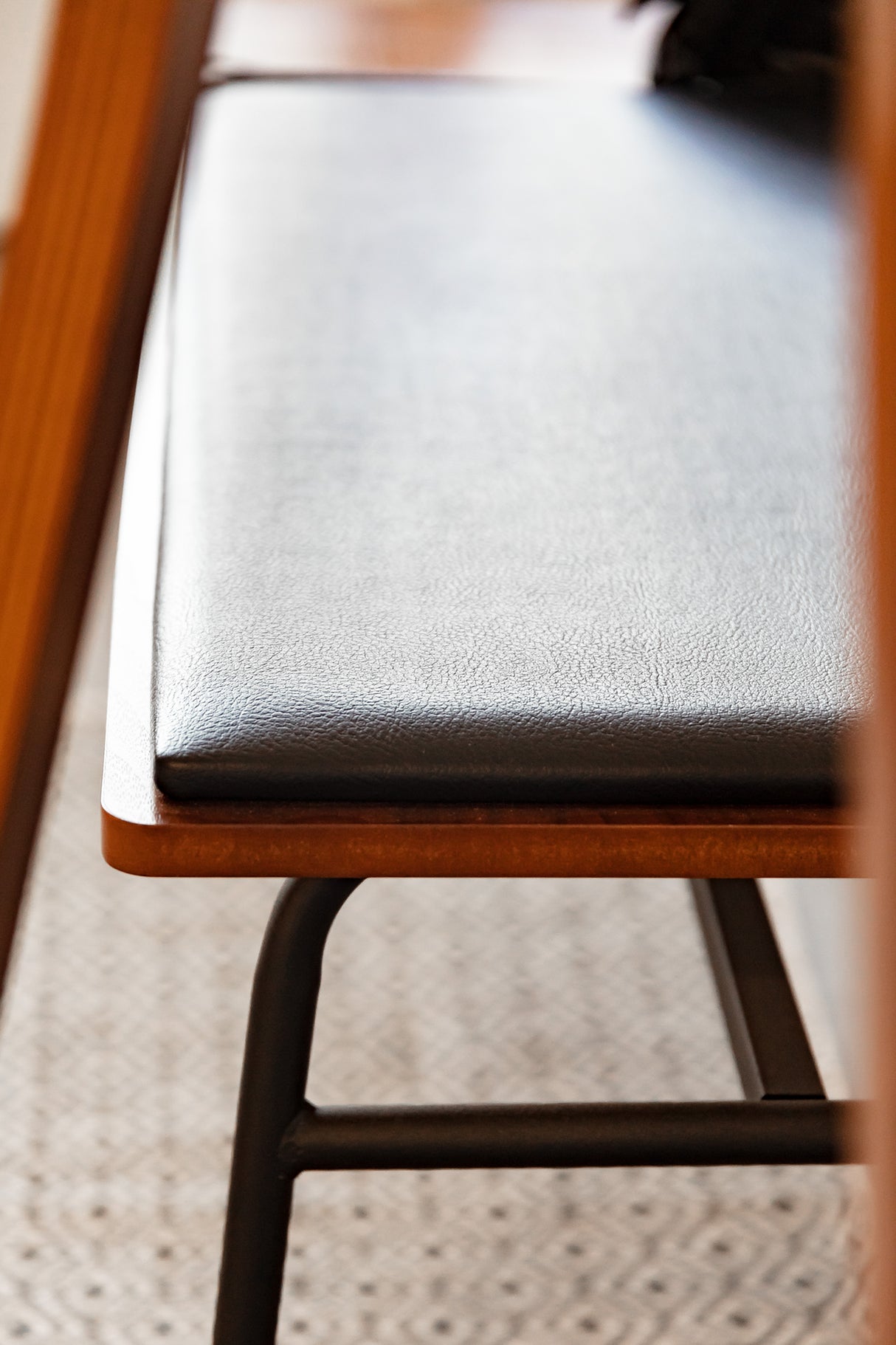 Carabel Bank aus Stahl und Nussholzfurnier 100 cm - ZEN ZONE Furniture