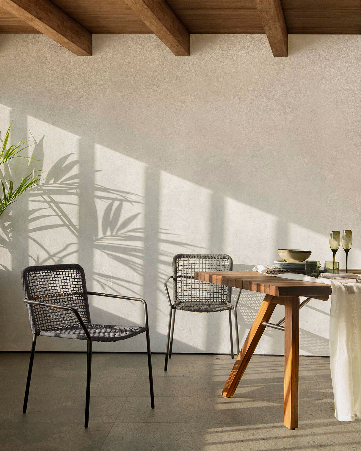 Ellen stapelbarer Stuhl aus schwarzem Seil und verzinktem Stahl - ZEN ZONE Furniture