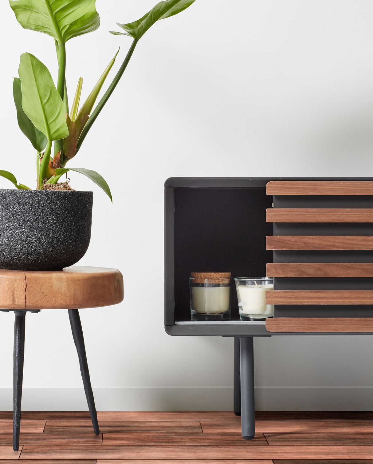 Kesia TV-Schrank 1 Türe Nussholzfurnier schwarze Lackierung Stahl in Schwarz 120 x 48,5 cm - ZEN ZONE Furniture