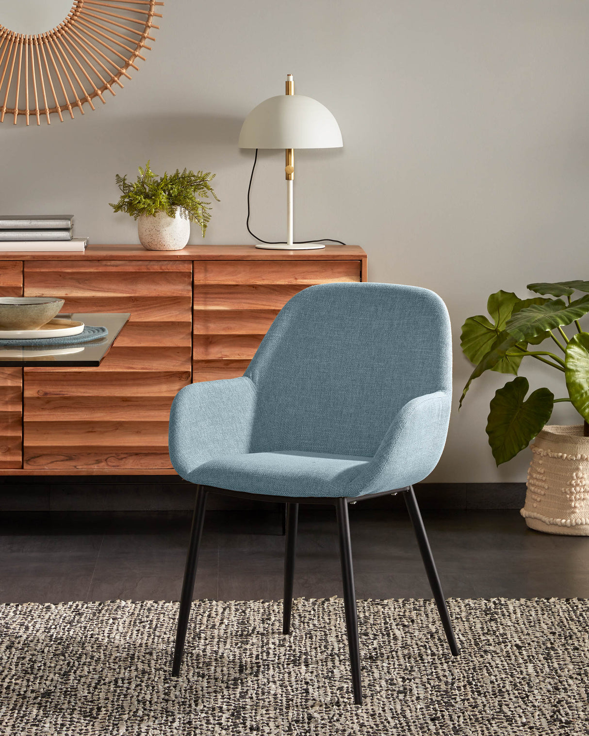 Konna Stuhl in Hellblau mit schwarz lackierten Stahlbeinen - ZEN ZONE Furniture