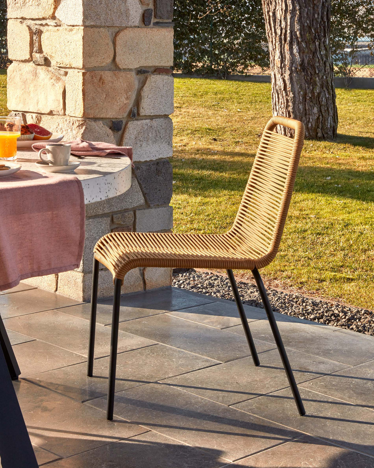 Lambton stapelbarer Stuhl aus braunem Seil und Stahl mit schwarzem Finish - ZEN ZONE Furniture