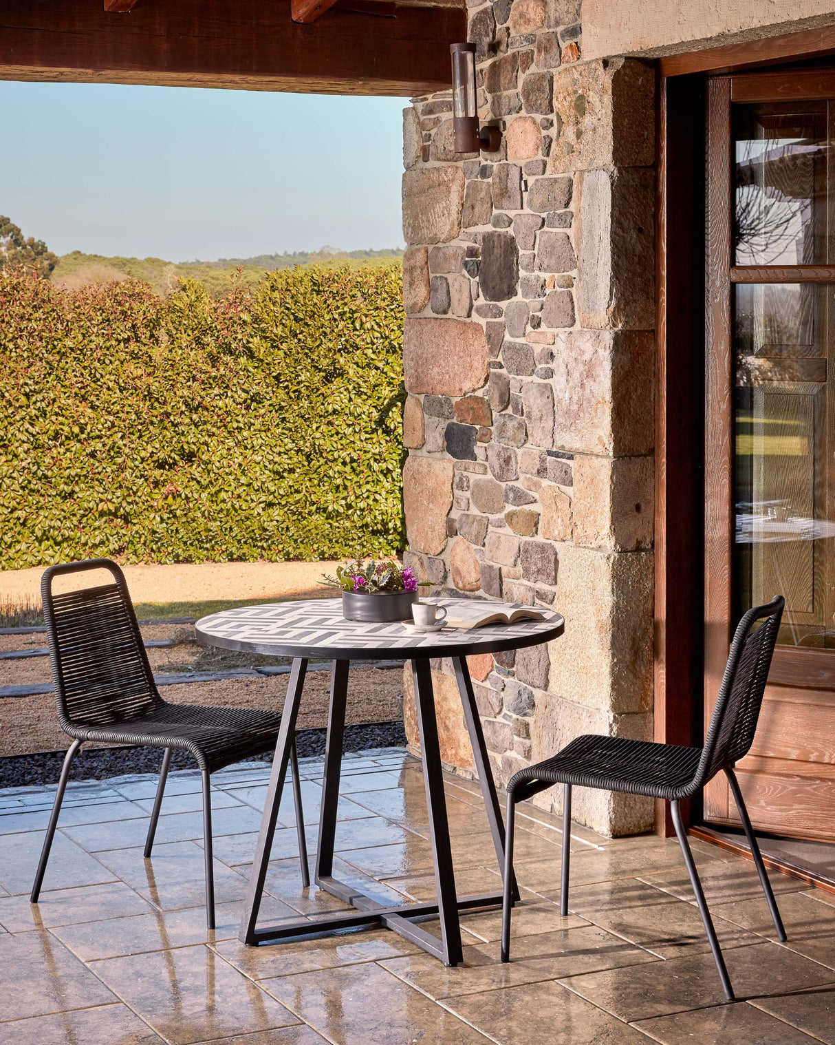 Tella runder Tisch aus weißer und schwarzer Keramik und schwarzen Stahlbeinen Ø 90 cm - ZEN ZONE Furniture