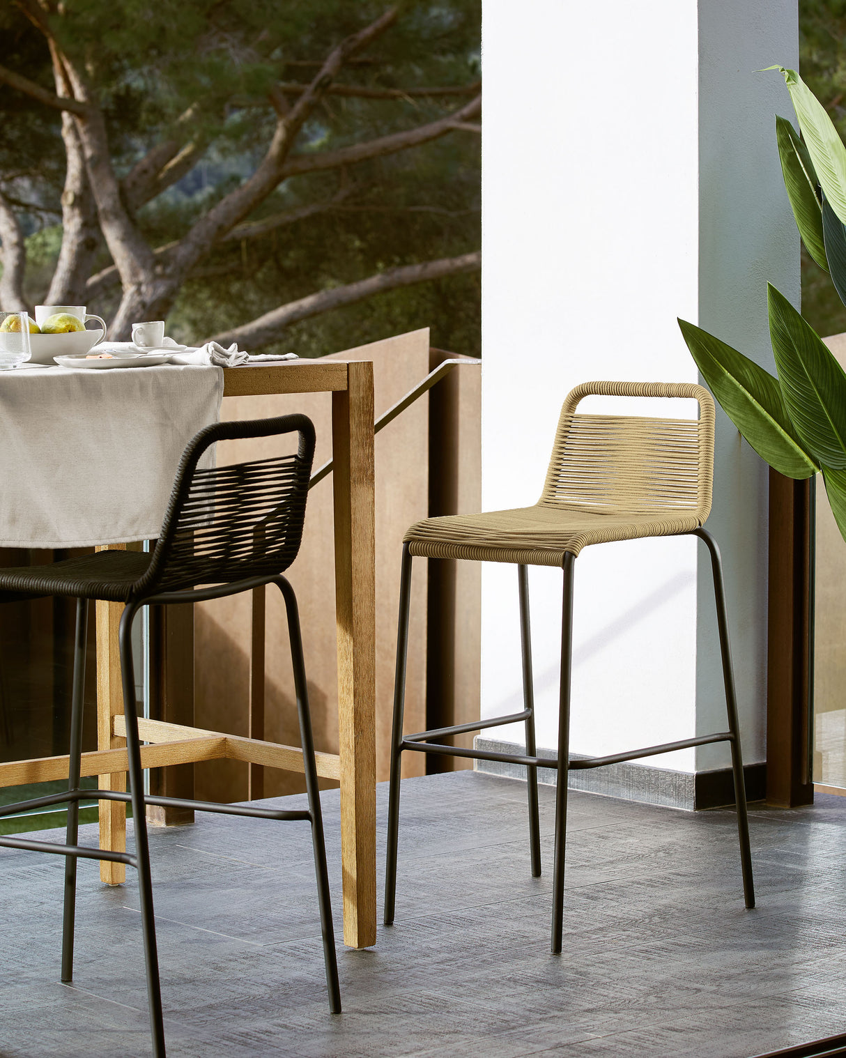 Lambton stapelbarer Hocker aus braunem Seil und Stahl mit schwarzem Finish Höhe 74 cm - ZEN ZONE Furniture