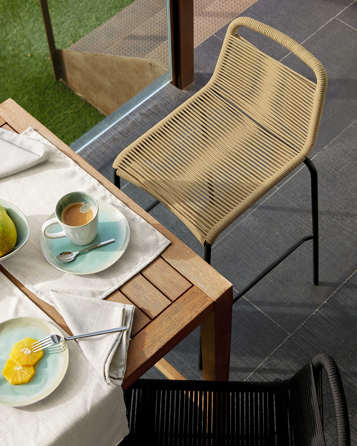 Lambton stapelbarer Hocker aus braunem Seil und Stahl mit schwarzem Finish Höhe 74 cm - ZEN ZONE Furniture