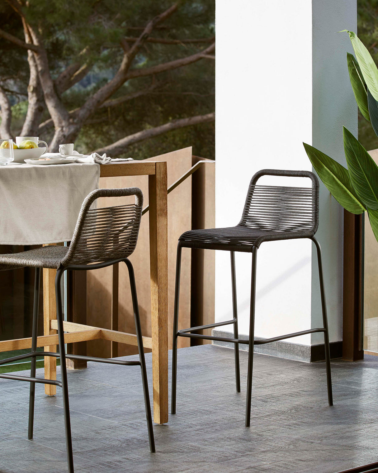 Lambton stapelbarer Hocker aus schwarzem Seil und Stahl mit schwarzem Finish Höhe 74 cm - ZEN ZONE Furniture