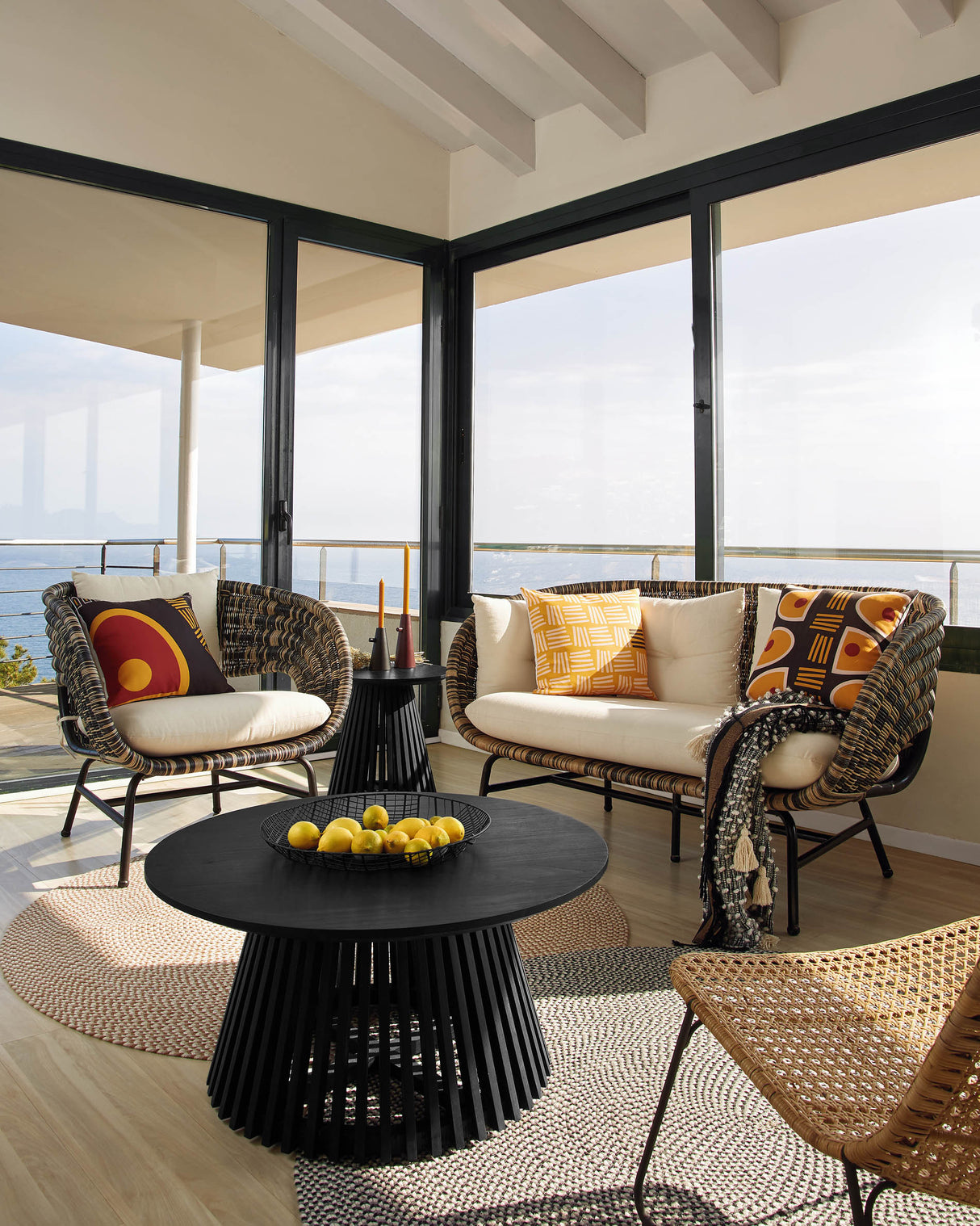 Jeanette Couchtisch aus massivem Mindiholz schwarz Ø 80 cm - ZEN ZONE Furniture