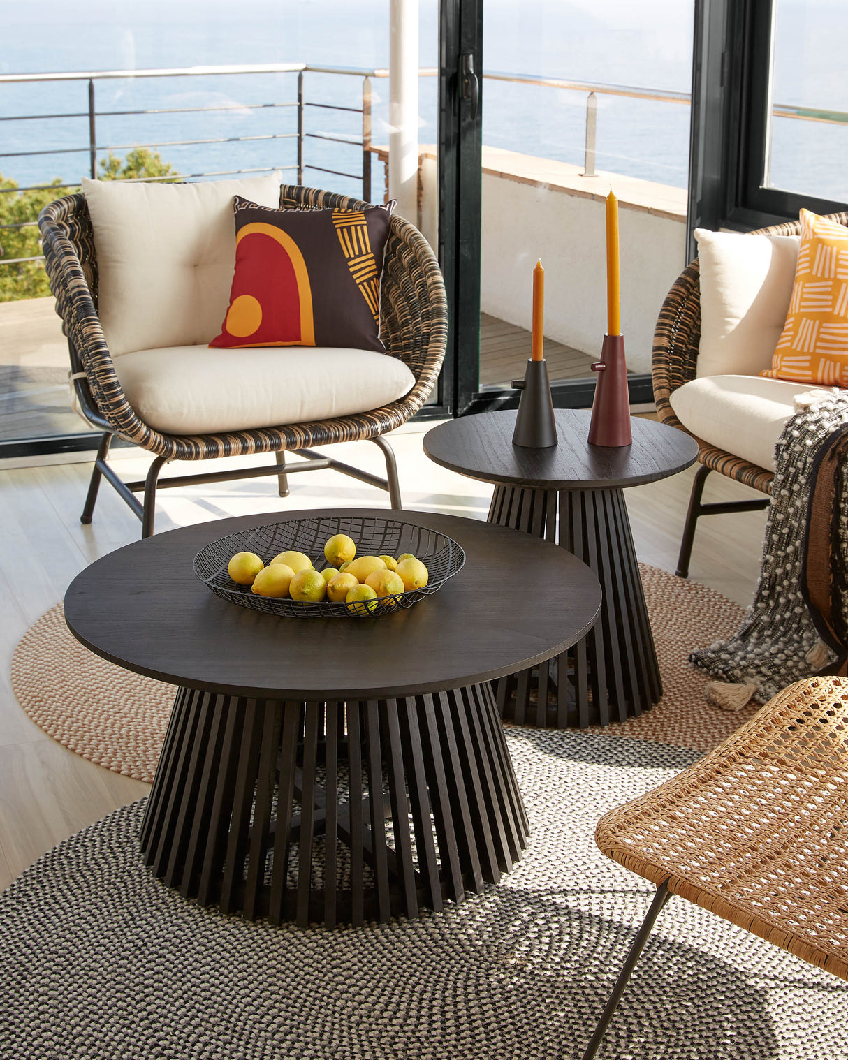 Jeanette Couchtisch aus massivem Mindiholz schwarz Ø 80 cm - ZEN ZONE Furniture