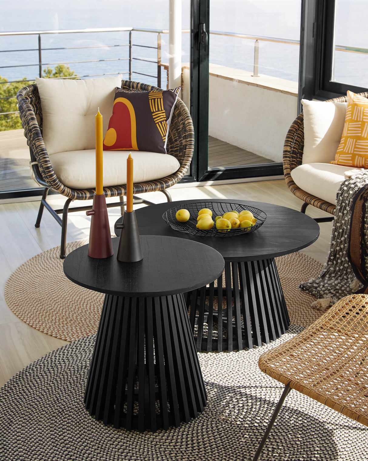 Jeanette Beistelltisch aus massivem Mindiholz schwarz Ø 50 cm - ZEN ZONE Furniture