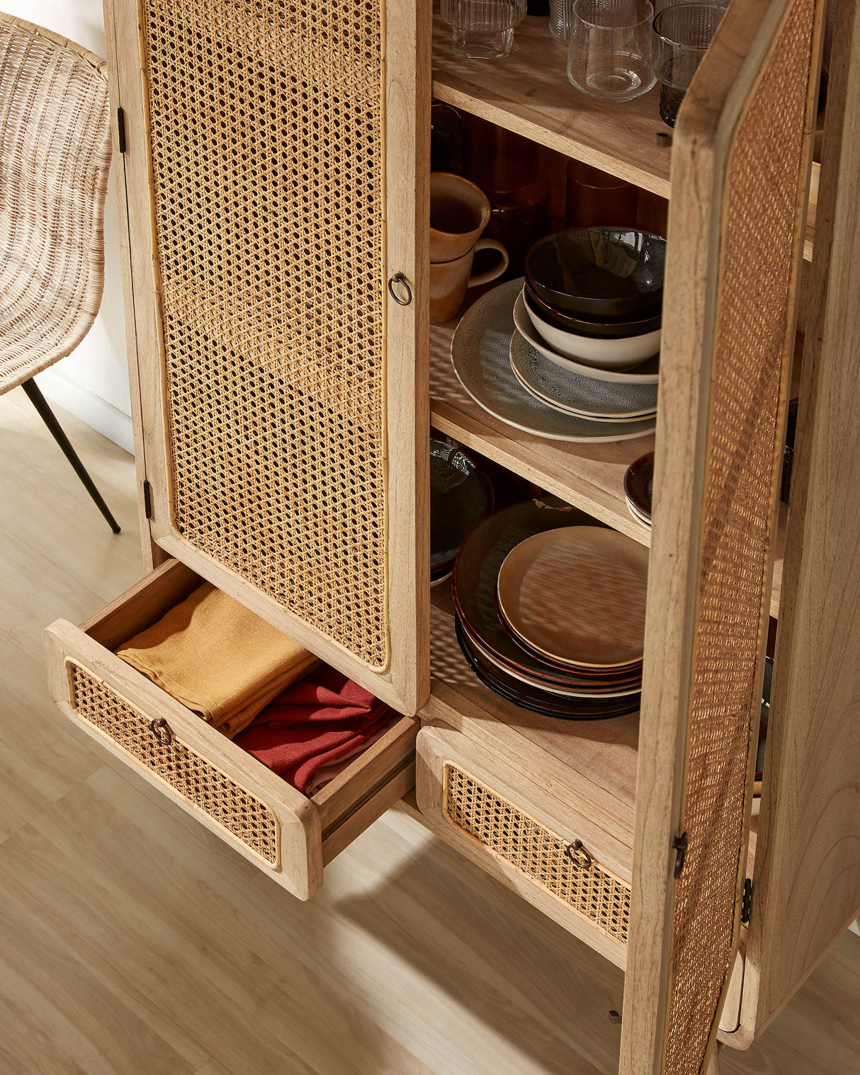 Nalu Schrank aus massivem Mindiholz und Rattan 90 x 175 cm - ZEN ZONE Furniture