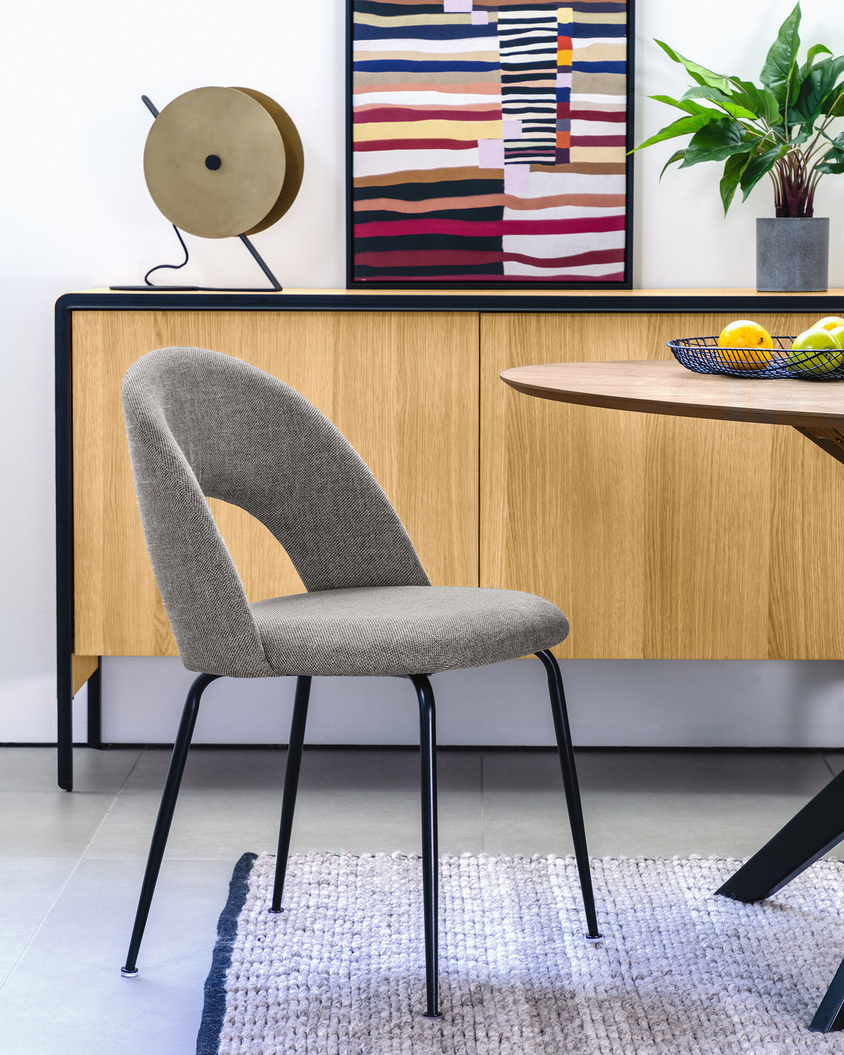 Mahalia Stuhl hellgrau und Stahlbeine mit schwarzem Finish - ZEN ZONE Furniture