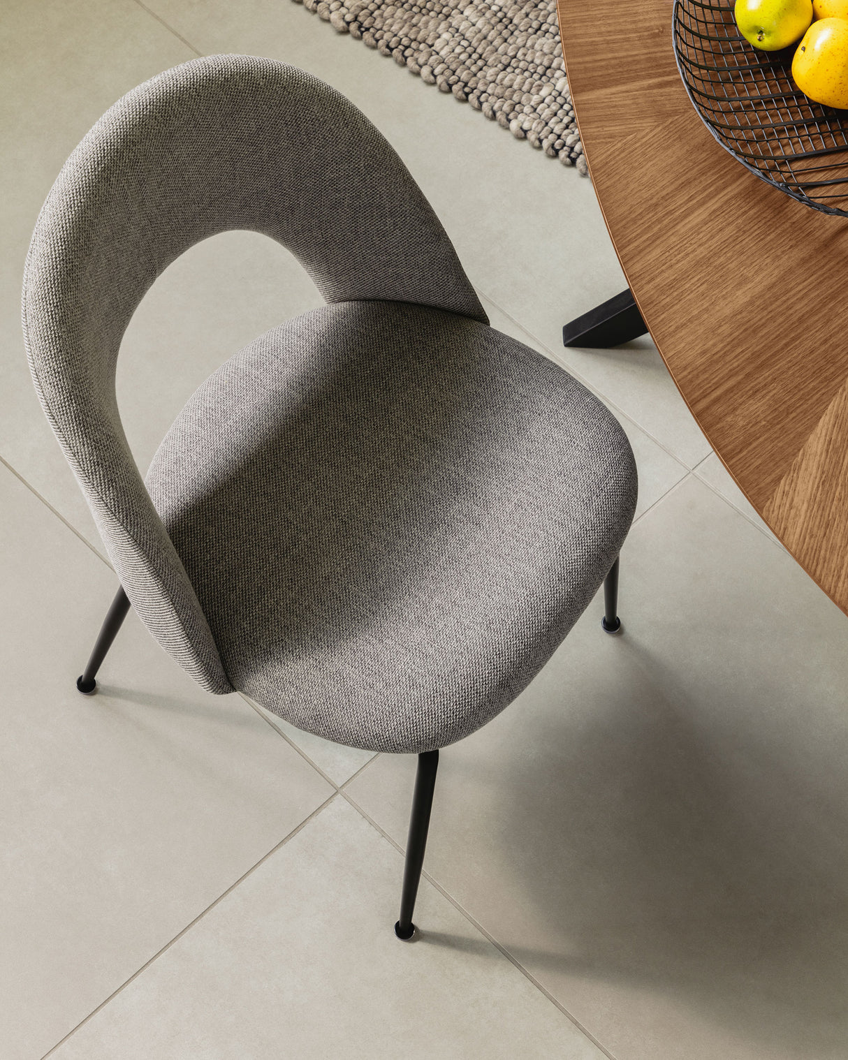 Mahalia Stuhl hellgrau und Stahlbeine mit schwarzem Finish - ZEN ZONE Furniture