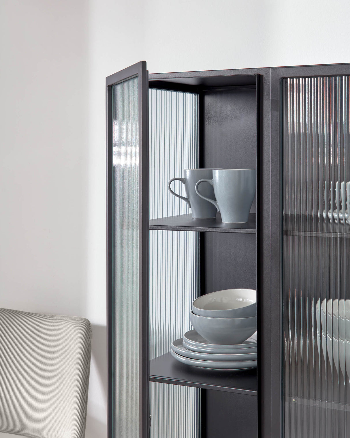 Trixie Vitrine aus Stahl mit schwarzem Finish 70 x 143 cm - ZEN ZONE Furniture