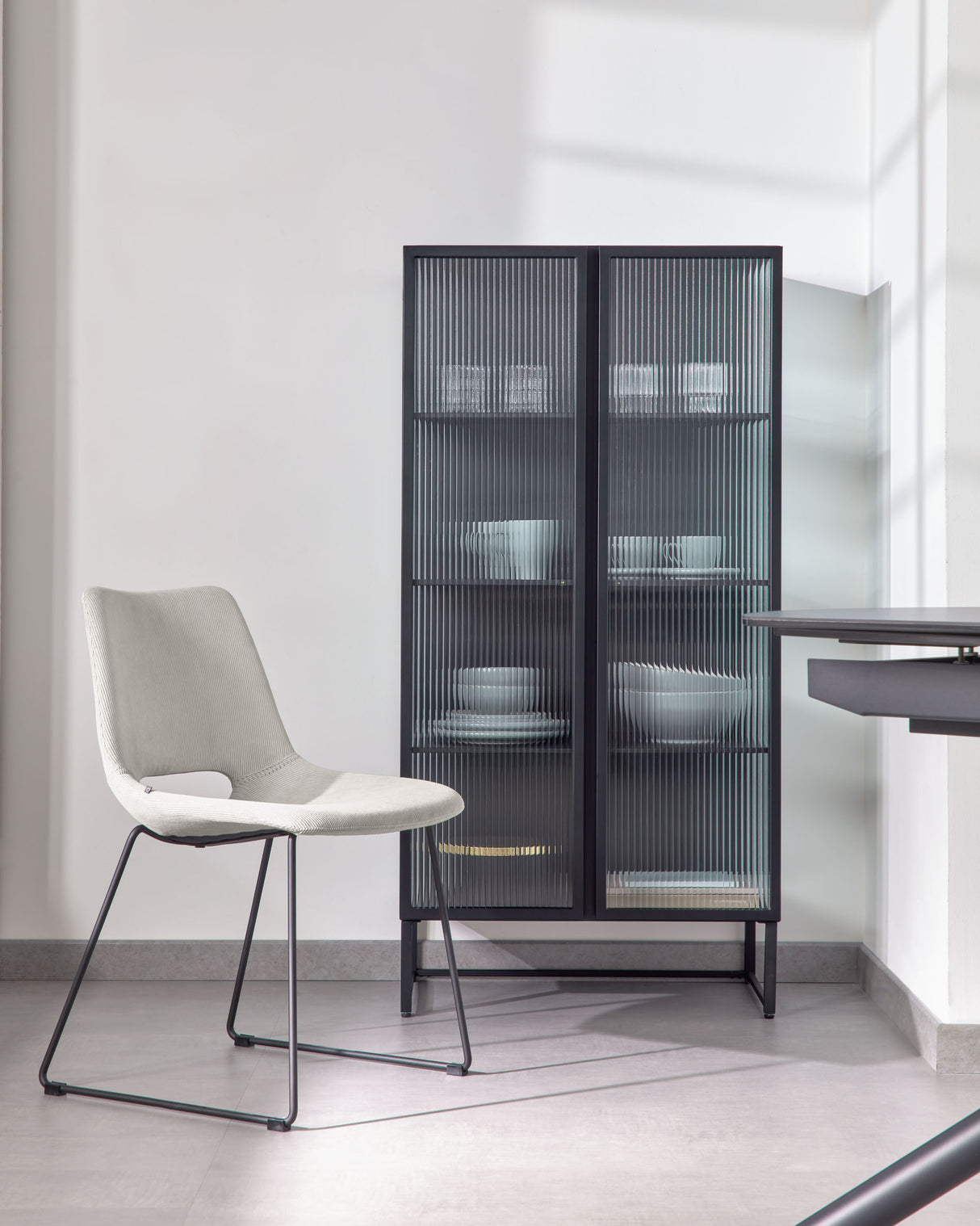 Trixie Vitrine aus Stahl mit schwarzem Finish 70 x 143 cm - ZEN ZONE Furniture