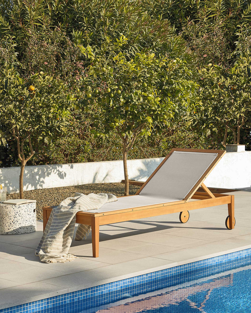 Caterin verstellbare Sonnenliege aus massivem Eukalyptusholz FSC 100% in beige - ZEN ZONE Furniture