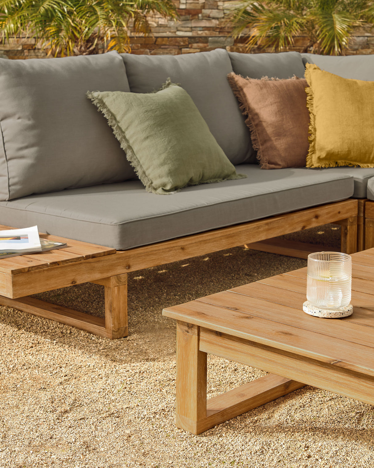 Flaviina Set 5-Sitzer Ecksofa und Tisch aus massivem Akazienholz FSC 100% - ZEN ZONE Furniture