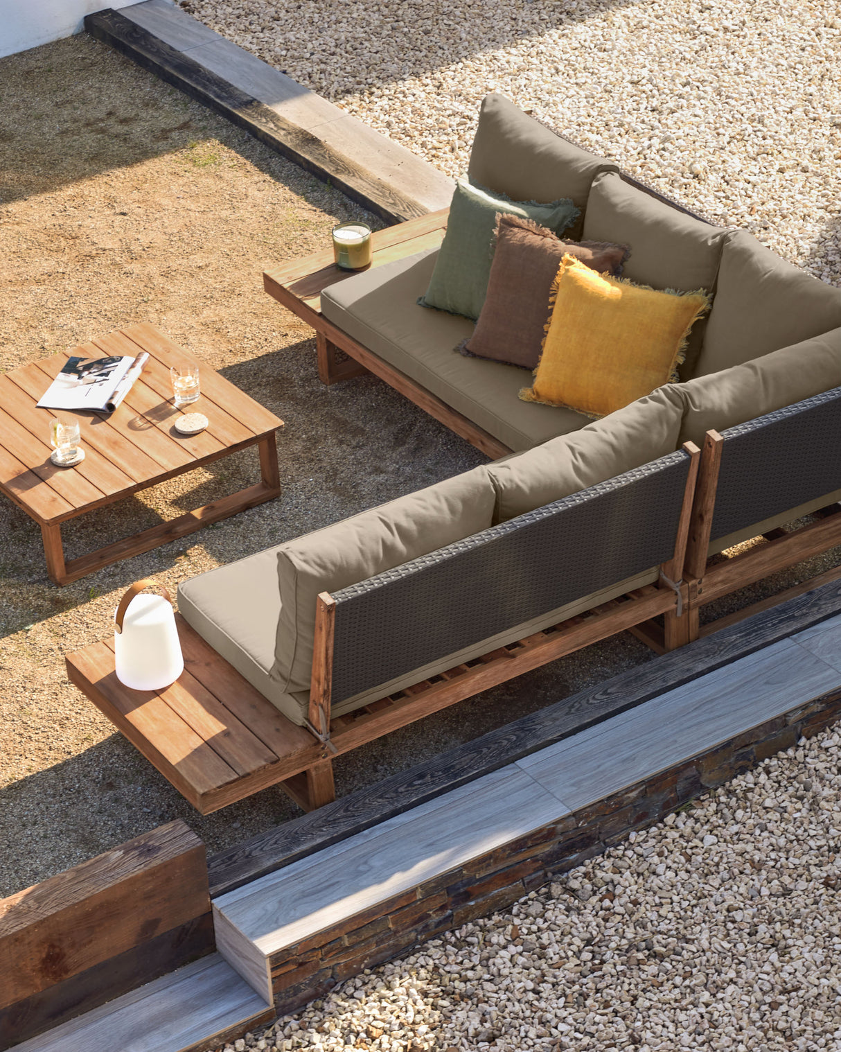 Flaviina Set 5-Sitzer Ecksofa und Tisch aus massivem Akazienholz FSC 100% - ZEN ZONE Furniture