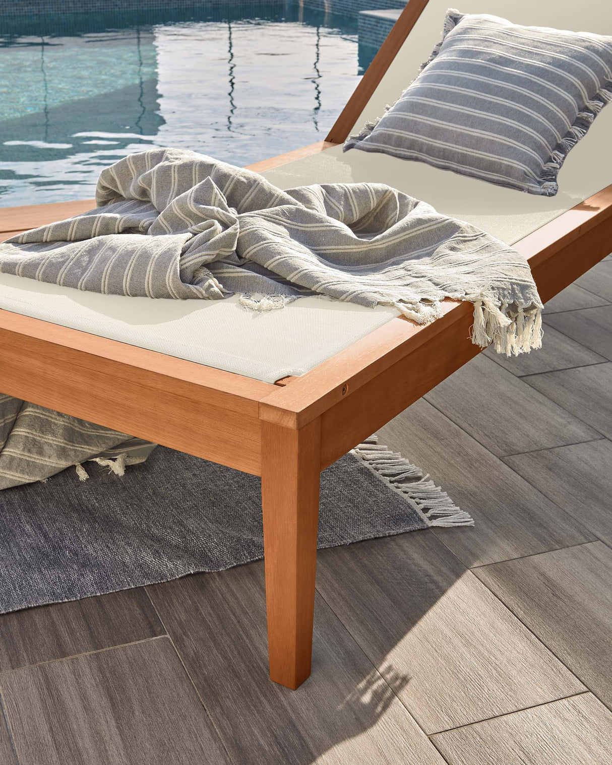 Caterin verstellbare Sonnenliege aus massivem Eukalyptusholz FSC 100% in beige - ZEN ZONE Furniture