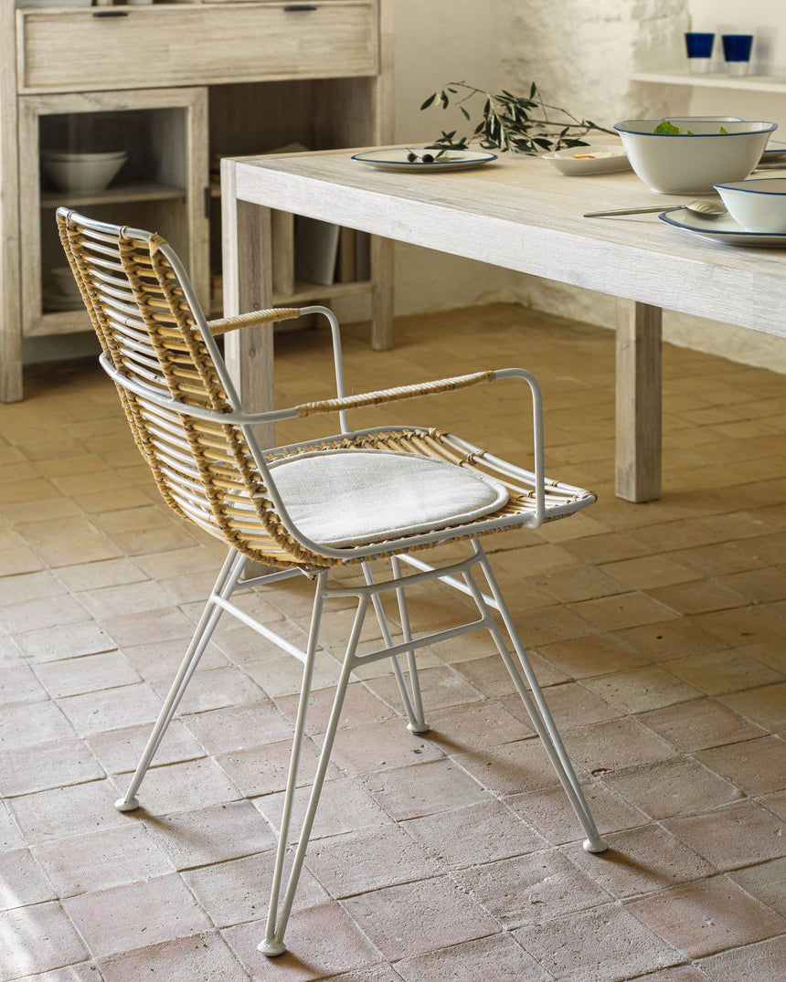 Tishana Stuhl mit Armlehnen aus Rattan und Stahl weiß - ZEN ZONE Furniture