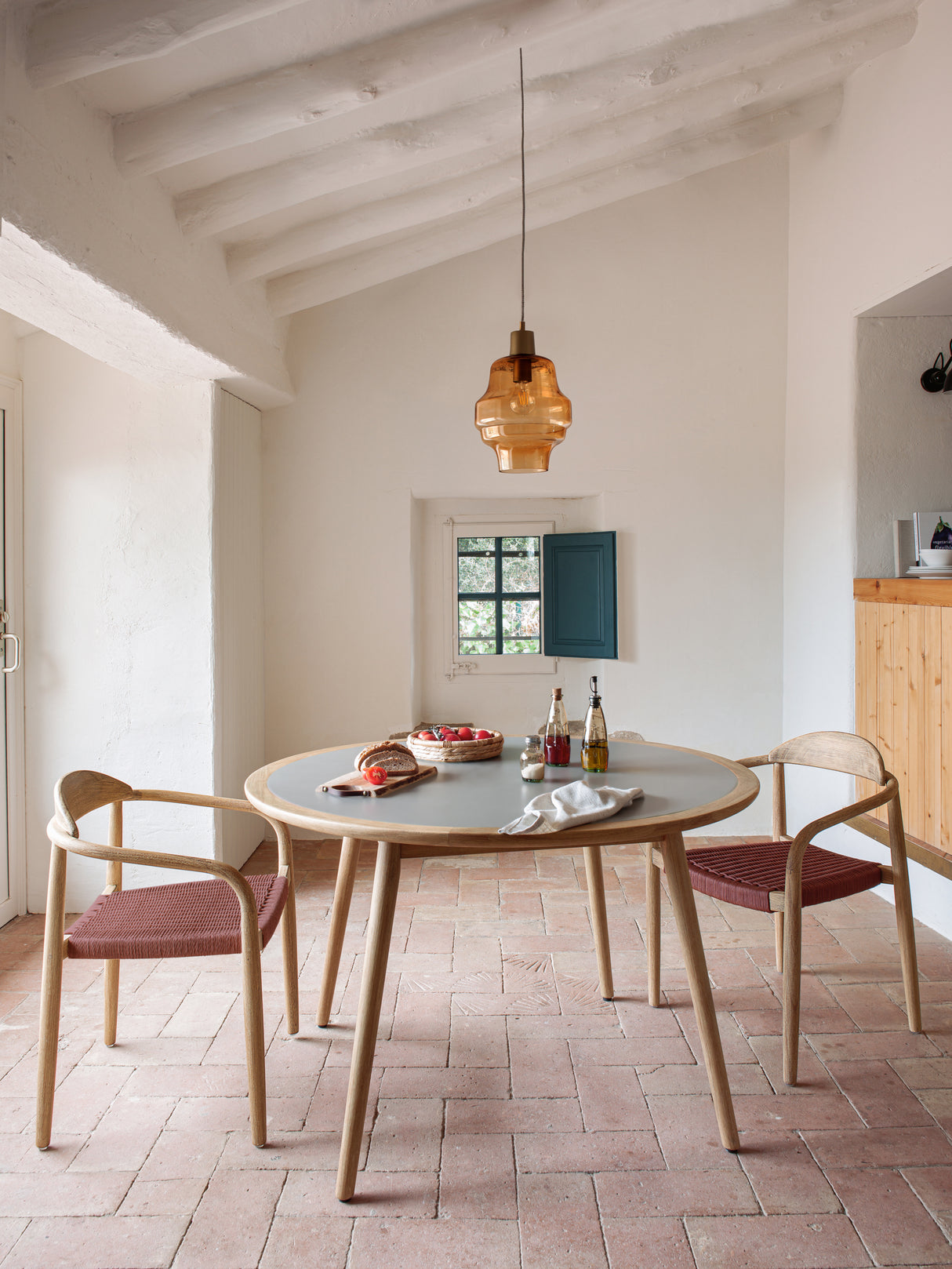 Nina stapelbarer In/Outdoor Stuhl aus massivem Akazienholz und Seil in der Farbe Terrakotta - ZEN ZONE Furniture