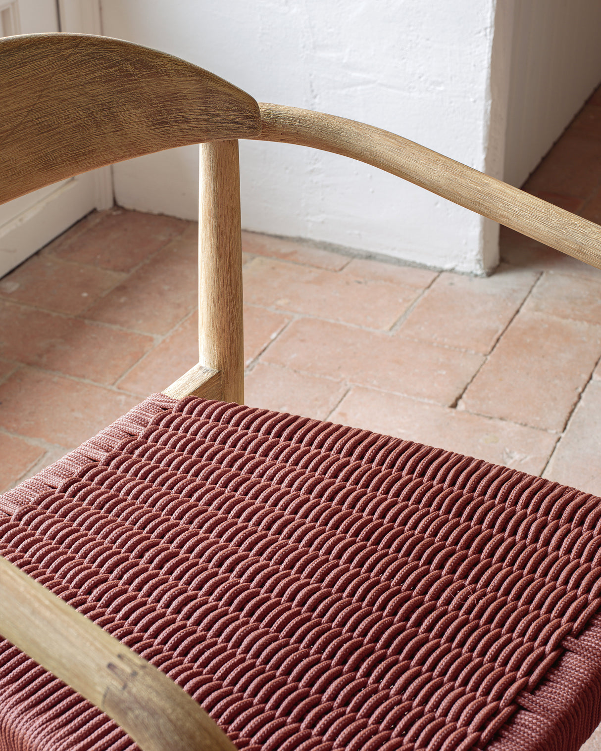 Nina stapelbarer In/Outdoor Stuhl aus massivem Akazienholz und Seil in der Farbe Terrakotta - ZEN ZONE Furniture