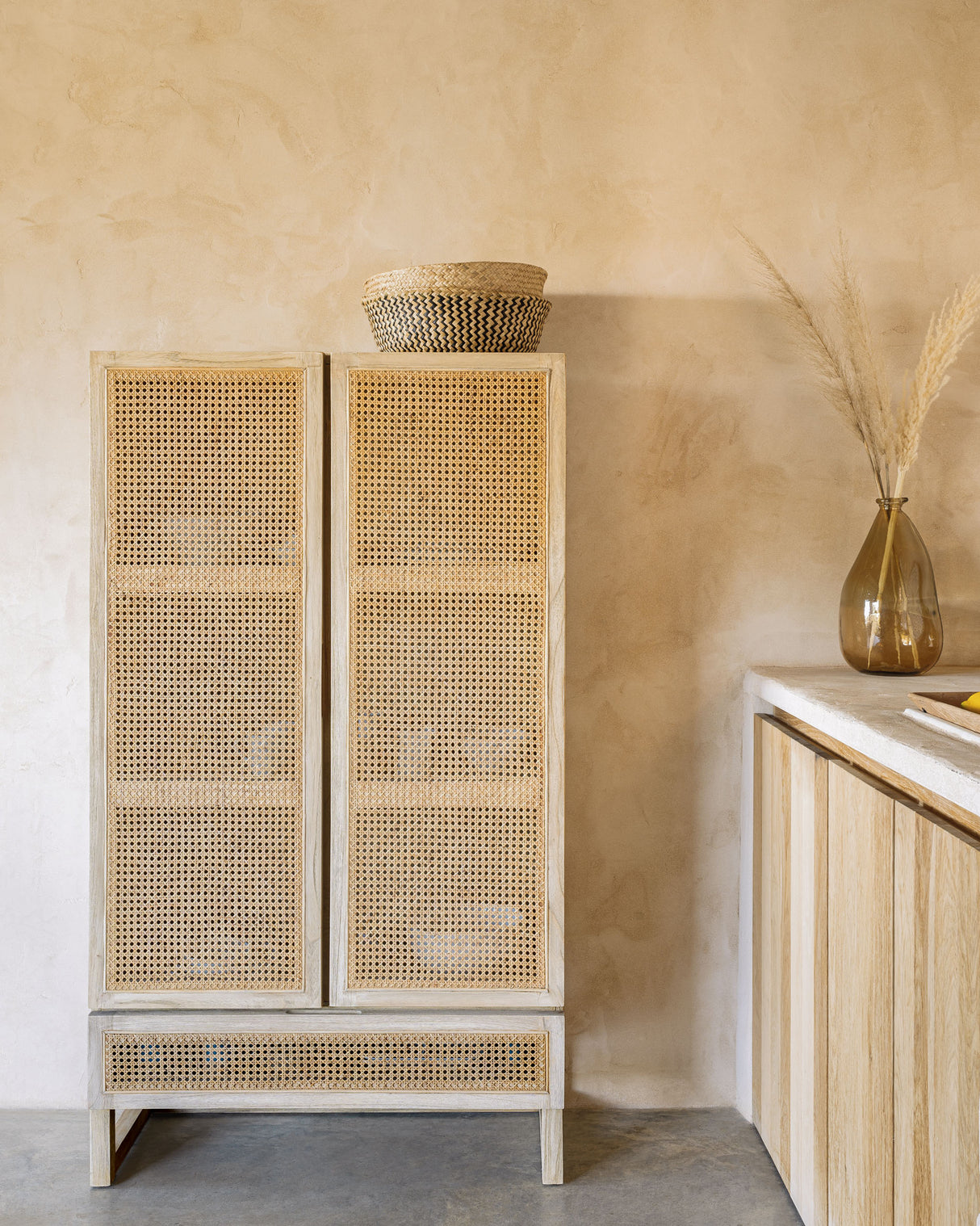 Rexit Schrank aus massivem Holz und Mindi Furnier mit Rattan 90 x 160 cm - ZEN ZONE Furniture