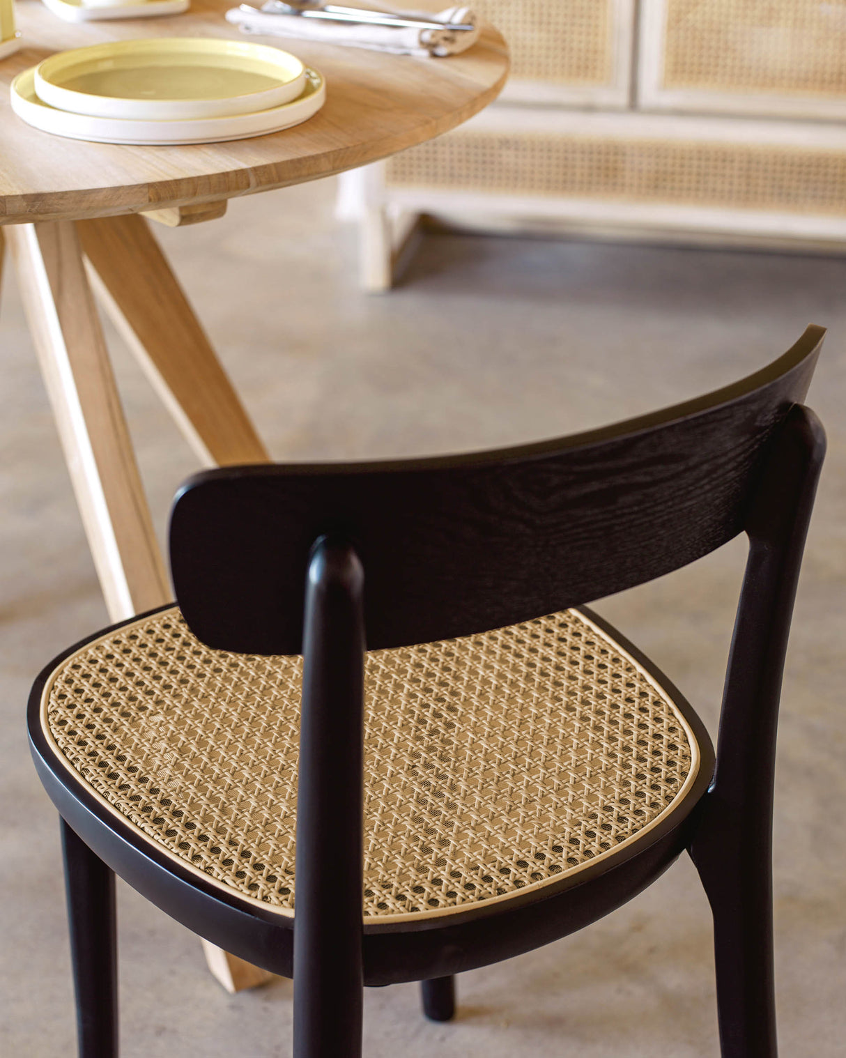 Romane Stuhl aus Buchenholz mit schwarzem Finish, Eschenfurnier und Rattan - ZEN ZONE Furniture