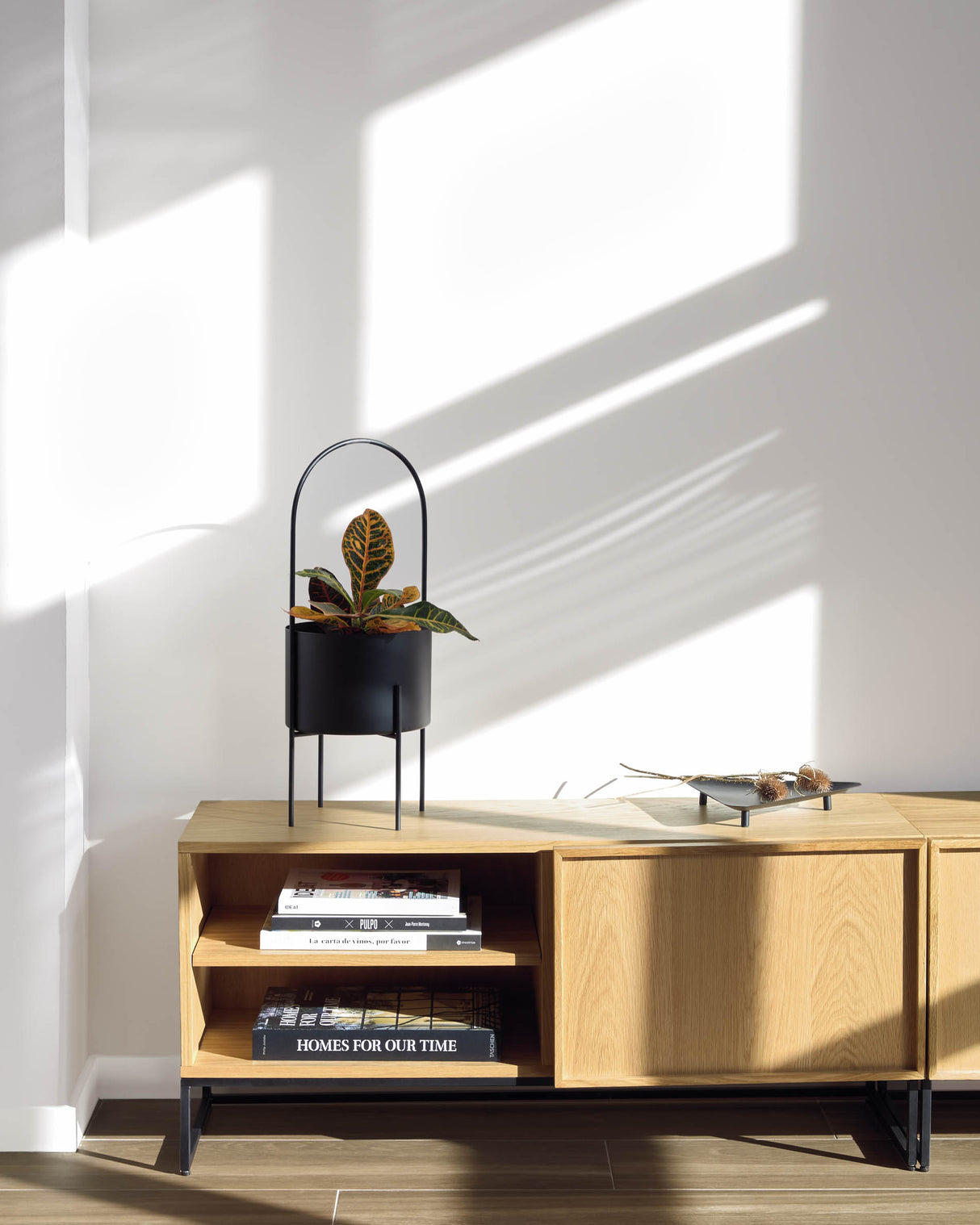 Taiana TV-Schrank 1 Türe Eichenfurnier und Stahlgestell mit schwarzem Finish 112 x 51 cm - ZEN ZONE Furniture