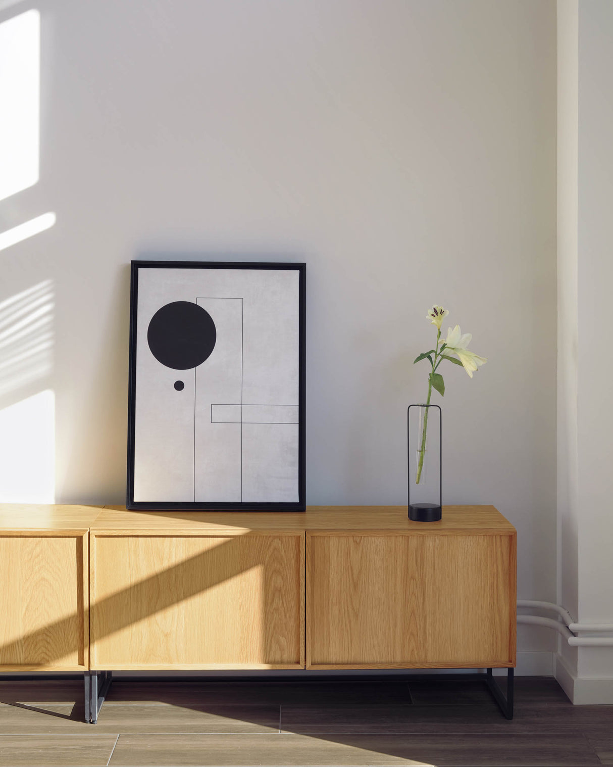 Taiana TV-Schrank 2 Türen Eichenfurnier und Stahlgestell mit schwarzem Finish 112 x 51 cm - ZEN ZONE Furniture