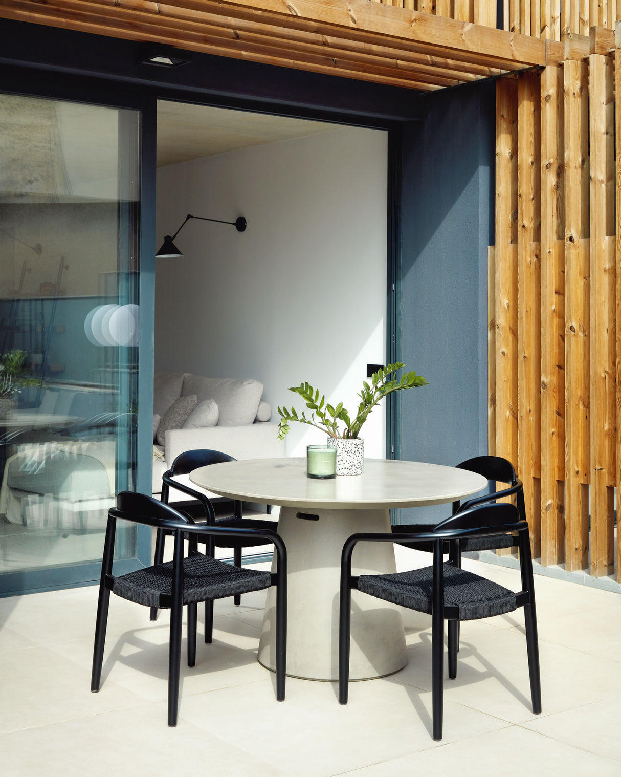 Nina stapelbarer Stuhl aus massivem Akazienholz mit mattschwarzem Finish und schwarzem Seil - ZEN ZONE Furniture